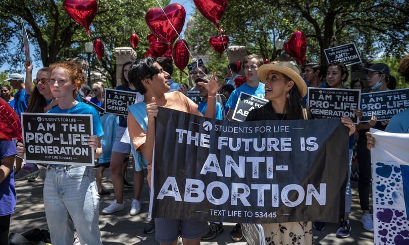 Usa, vietato l’aborto dopo le 6 settimane, Star e media contro il “Texas talebano”