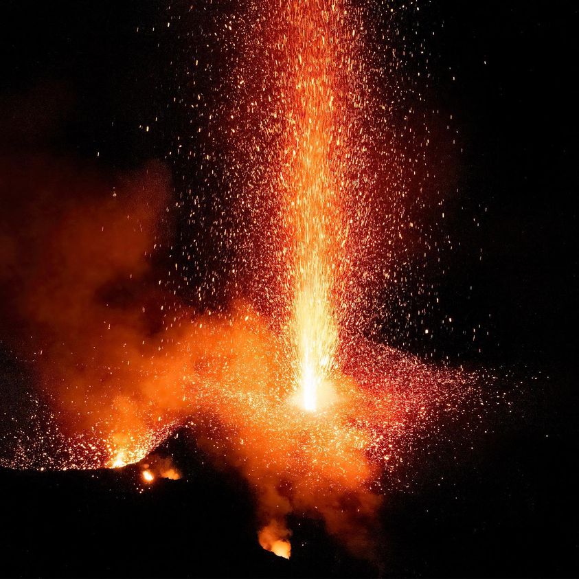 Stromboli, esplosioni dal cratere, uno spettacolo per i turisti