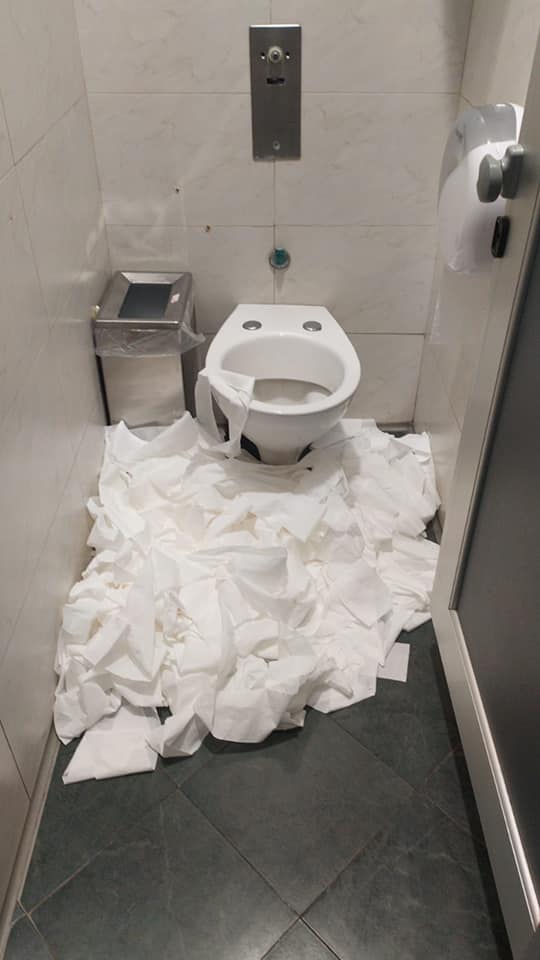 Zozzone all’aeroporto di Palermo, la foto-denuncia sui social