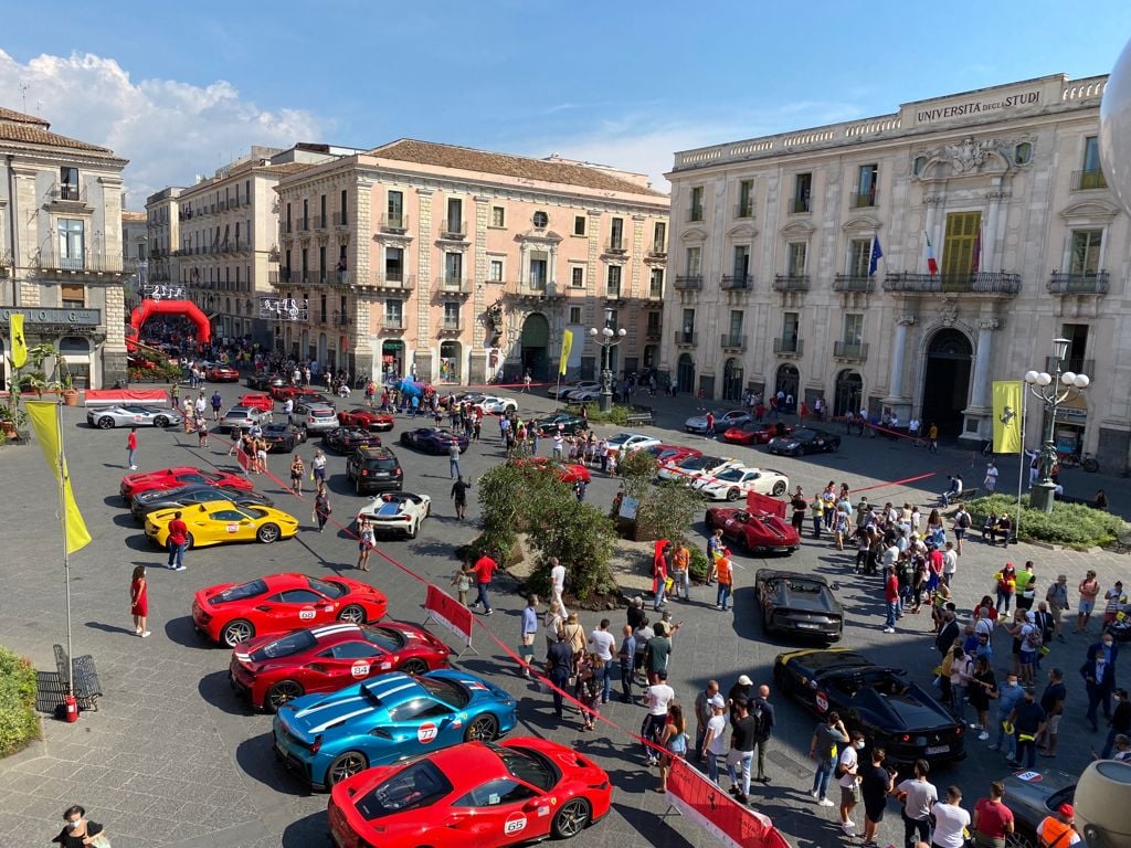 Galleria foto 'Rosso Ferrari nel cuore a Catania, John Elkann ricevuto dal sindaco Pogliese' - foto 2