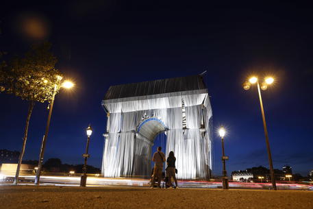 L’Arco di Trionfo ‘impacchettato’, installazione omaggio a Christo e Jeanne-Claude