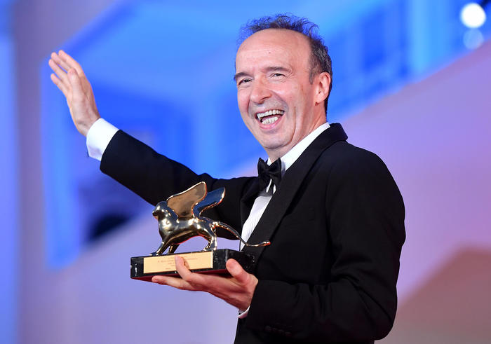 Venezia, Benigni riceve Leone D’oro e lo dedica alla moglie