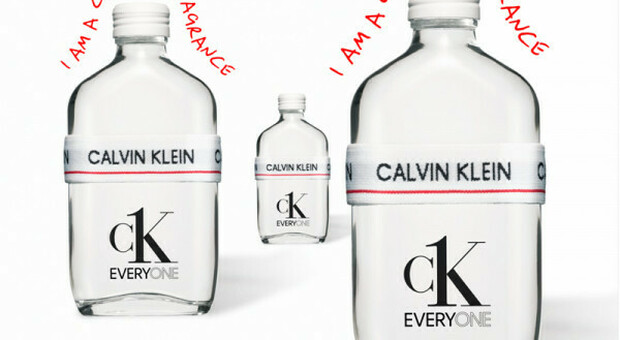 Via uomo o donna dalle etichette dei profumi, le nuove fragranze sono genderless