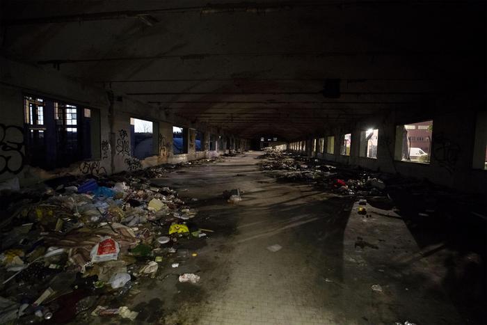 Incendio in una ex fabbrica penicillina, un ferito, si teme danno ambientale