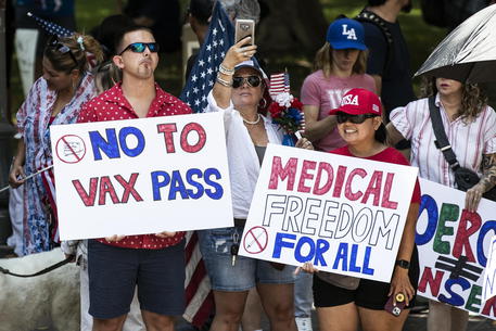 Youtube mette al bando i no vax