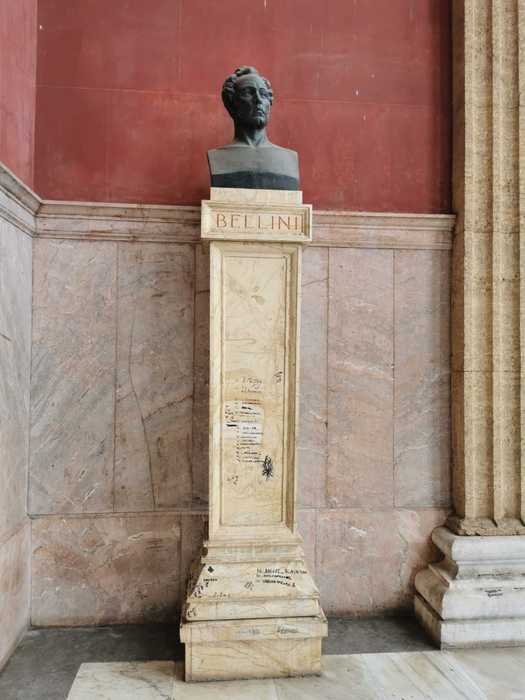 Palermo, teatro Massimo, scritte con pennarelli su colonne, è caccia ai vandali