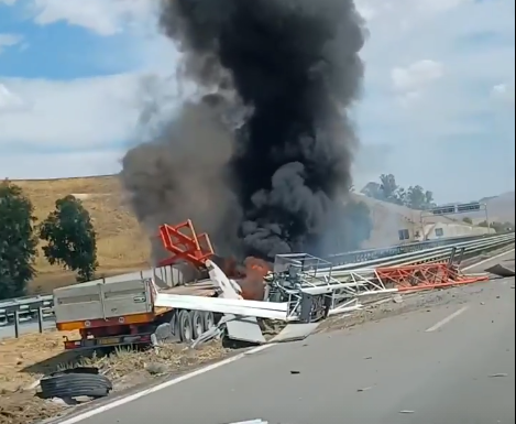 Terribile incidente su autostrada Palermo-Catania, Tir prende fuoco VIDEO