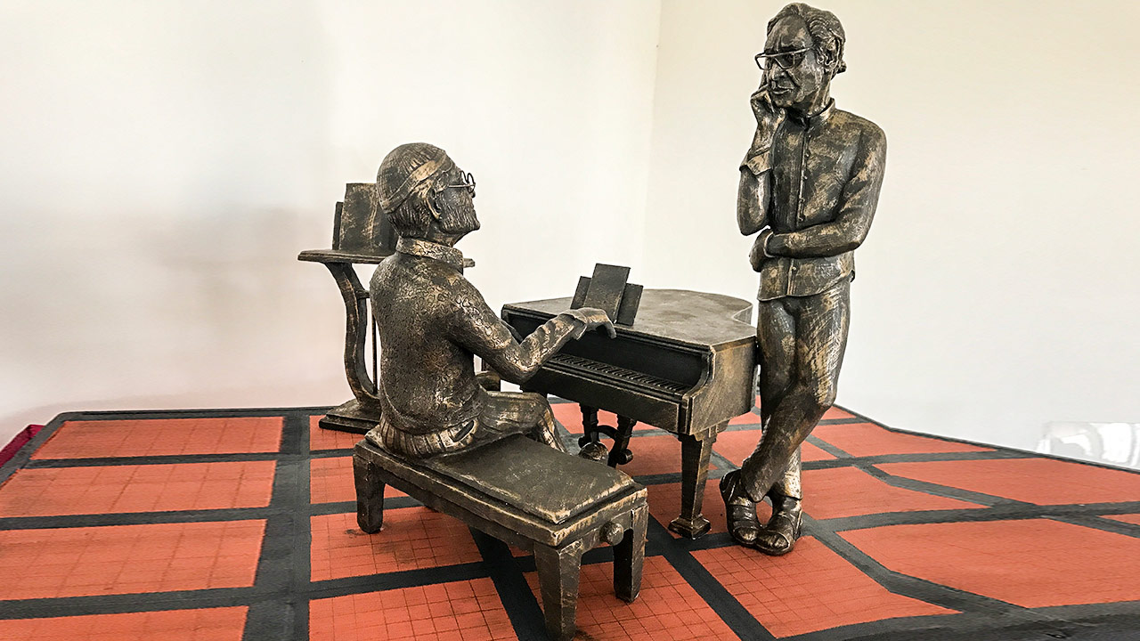 Milo, presentata la miniatura della statua di Dalla e Battiato