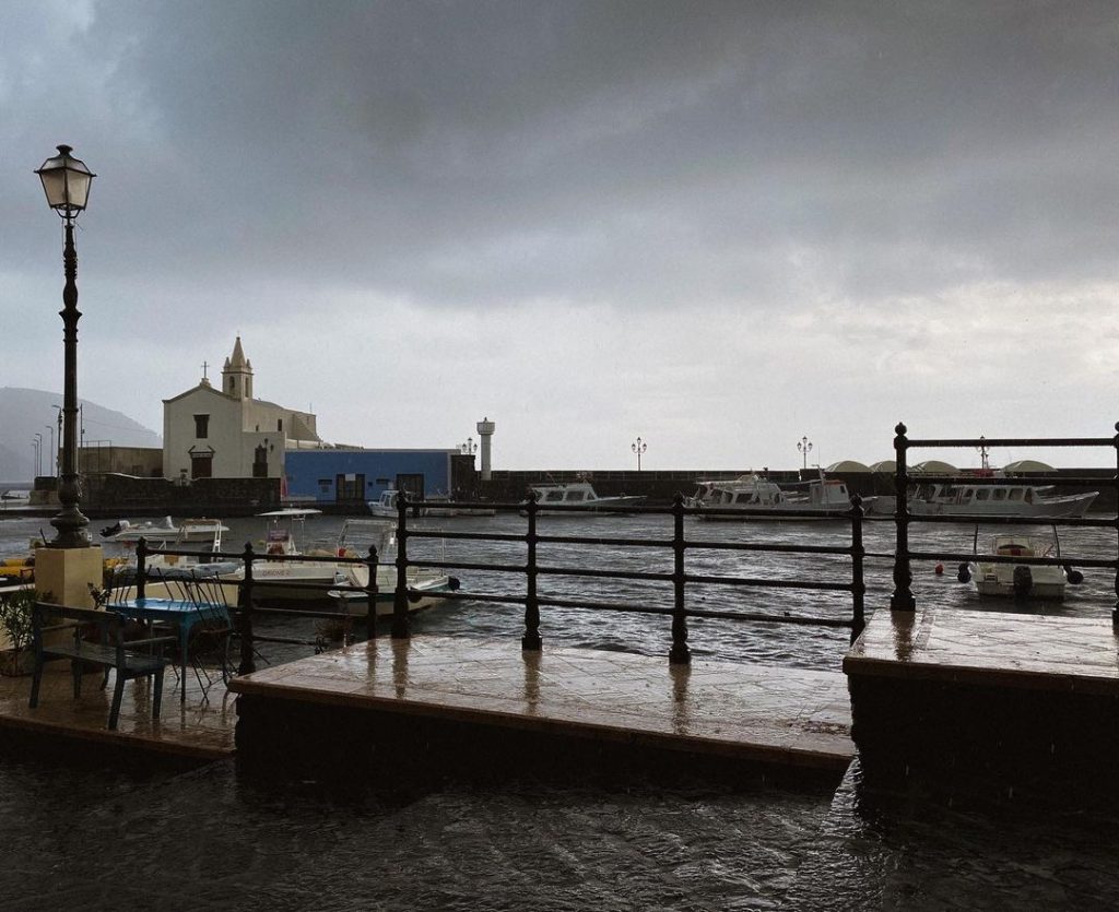 Nubrifragio alle Eolie, fiume di rifiuti a Lipari, case e negozi allagati