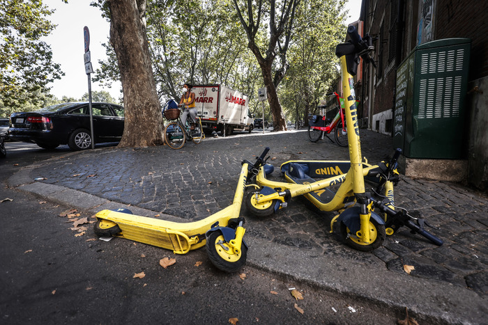 Incidente in monopattino, due 13enni finiscono in ospedale, una è in coma