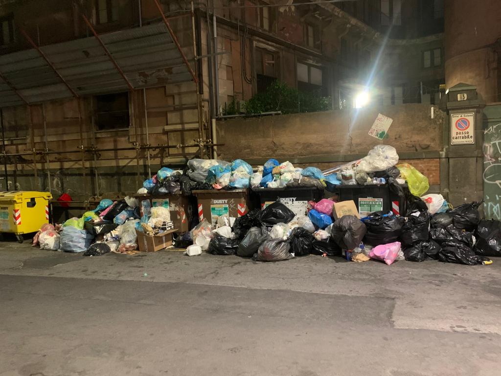 Rifiuti e alberi caduti, il degrado che travolge anche Catania – Foto