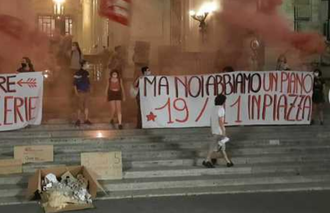 Scuola, protesta notturna degli studenti davanti al Ministero