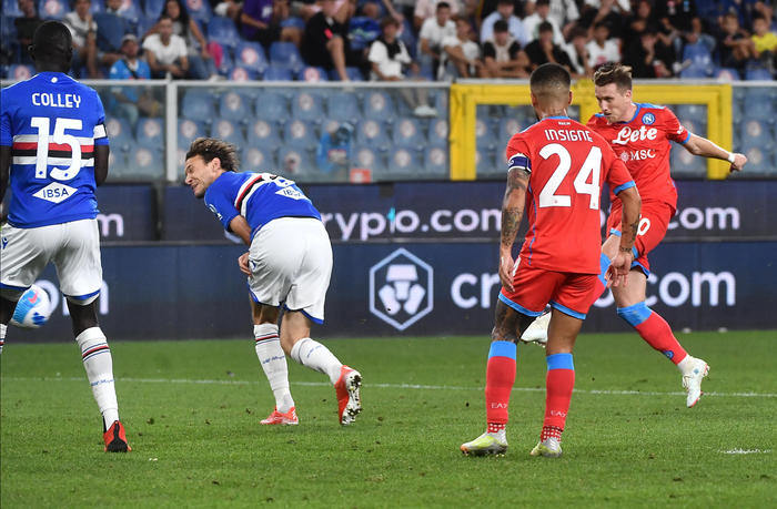 Calcio, Serie A, il Napoli vola in vetta e stacca le milanesi