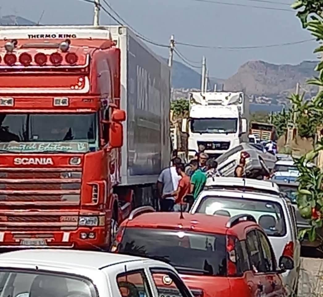 Bagheria, automobilista vola sulle auto parcheggiate per evitare tir Bagheria, automobilista vola sulle auto parcheggiate per evitare tir