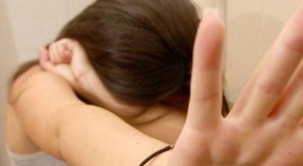 Orrore su una 12enne, violentata da tre giovanissimi: i video su WhatsApp, la denuncia e gli arresti