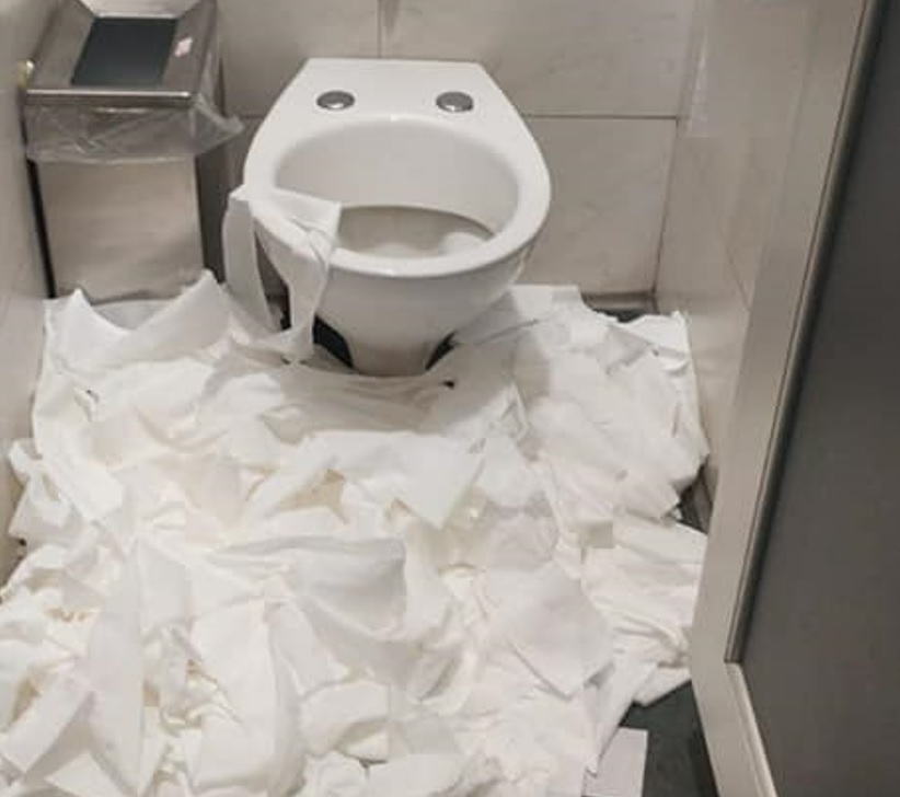 Zozzone all’aeroporto di Palermo, la foto-denuncia sui social