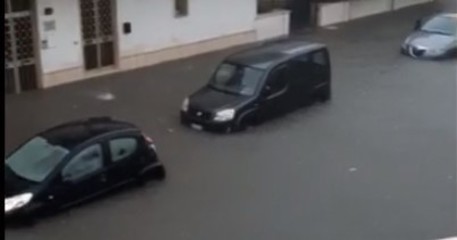 Bomba d’acqua in Salento, case e strade allagate, persone intrappolate in auto