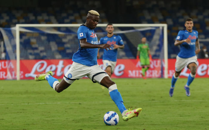 Calcio, Serie A, il Napoli supera il Cagliari per 2-0 e vola