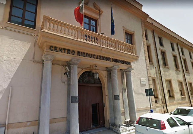 Palermo, due detenuti del carcere minorile si tagliano con le lamette