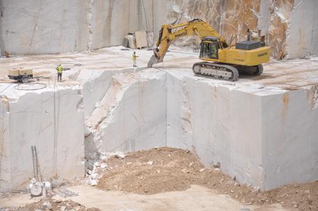 Incidente sul lavoro, muore travolto da lastre di marmo