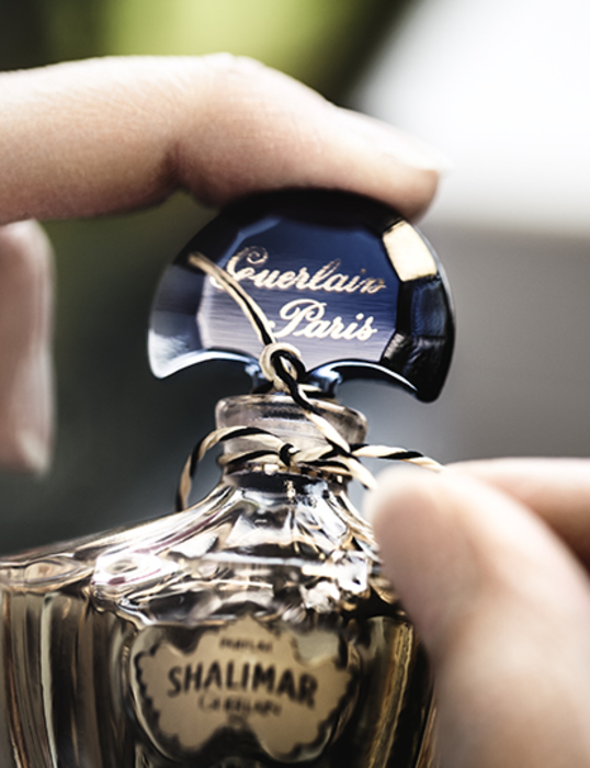 Basta chiamarli profumi orientali, arriva la cancel culture anche alle fragranze