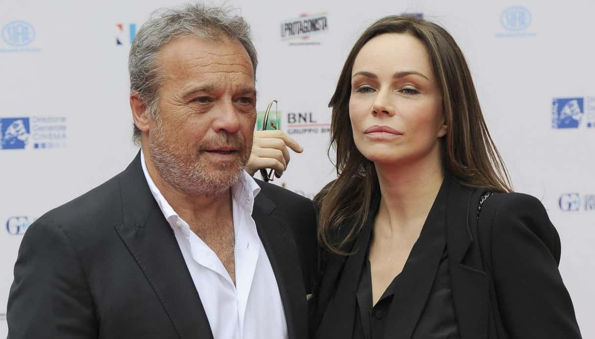 Selfie con Claudio Amendola: “Mi appoggia alle Regionali”. L’attore: “Lo denuncio”