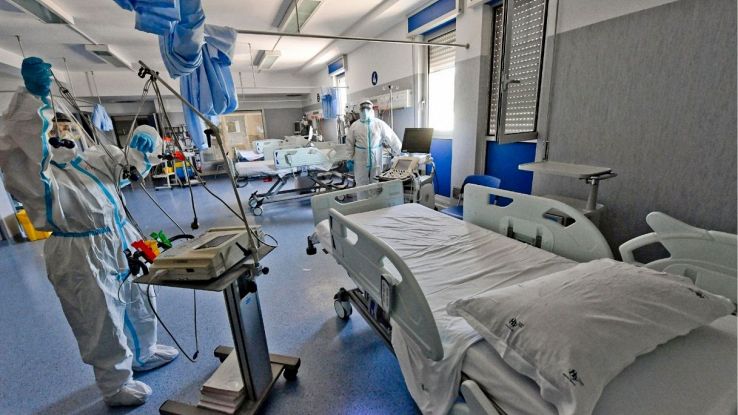 Covid, i casi continuano a scendere da 5 settimane