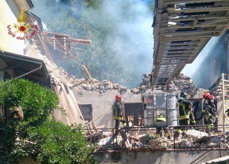 Esplosione e crollo in una casa a Pontremoli, si scava tra le macerie