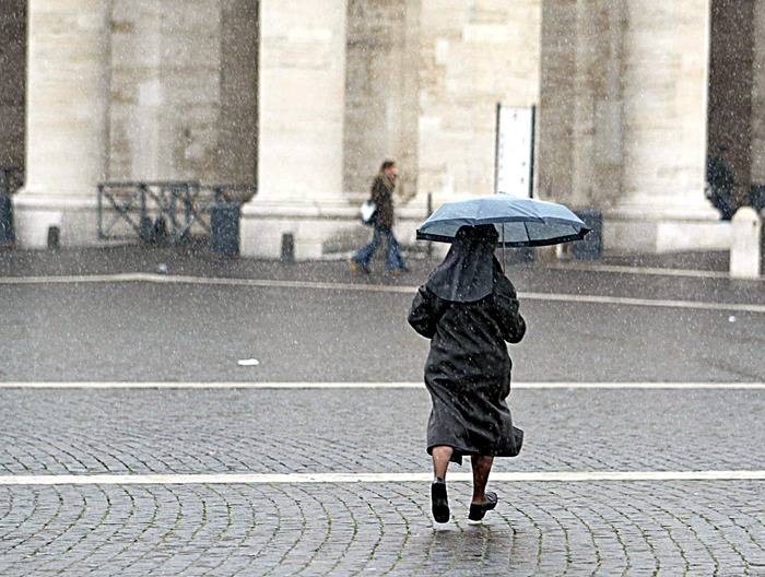 Suora no-vax, denunciata dal fratello al Vescovo