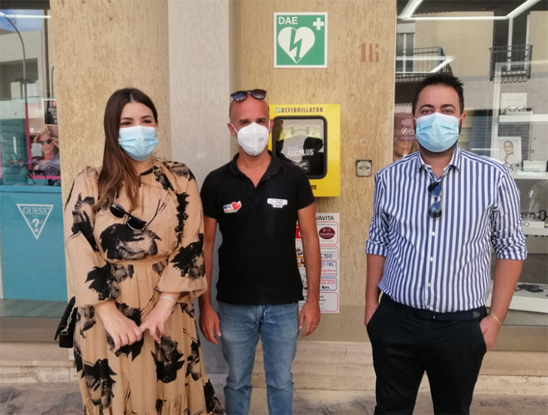 Trapani, coppia infermieri, presto sposi, donano defibrillatore alla città