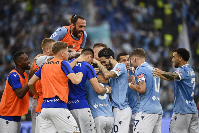 Serie A, Lazio-Roma 3-2, Sarri batte Mourinho nel derby