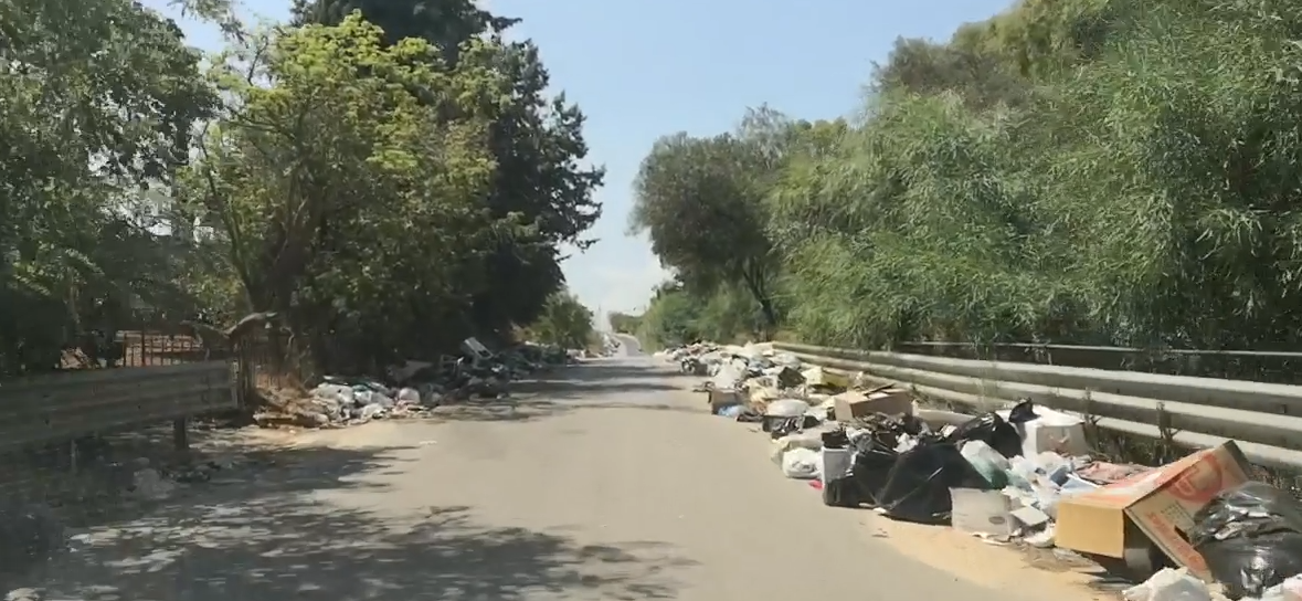 La discarica della vergogna, 2 chilometri di rifiuti in strada a Partinico