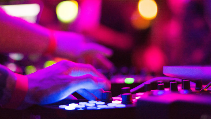 Palermo, invasione palco e lancio bottiglie: Geolier lascia concerto VIDEO