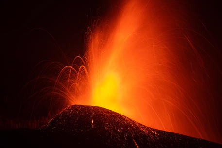 Eruzione Canarie, due colate ancora attive e 240 ettari sepolti