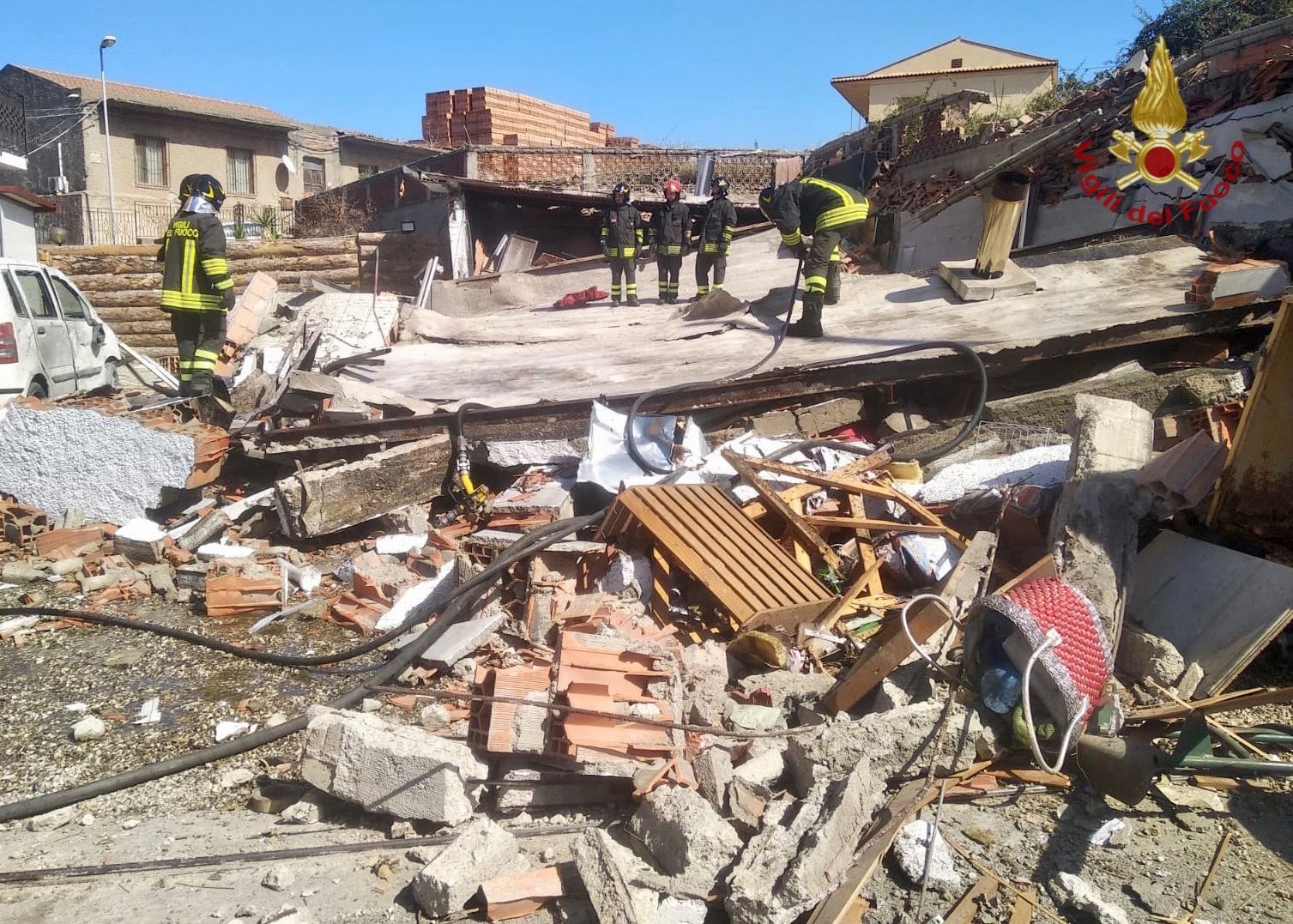 Paura a Messina, un’esplosione distrugge bottega, FOTO