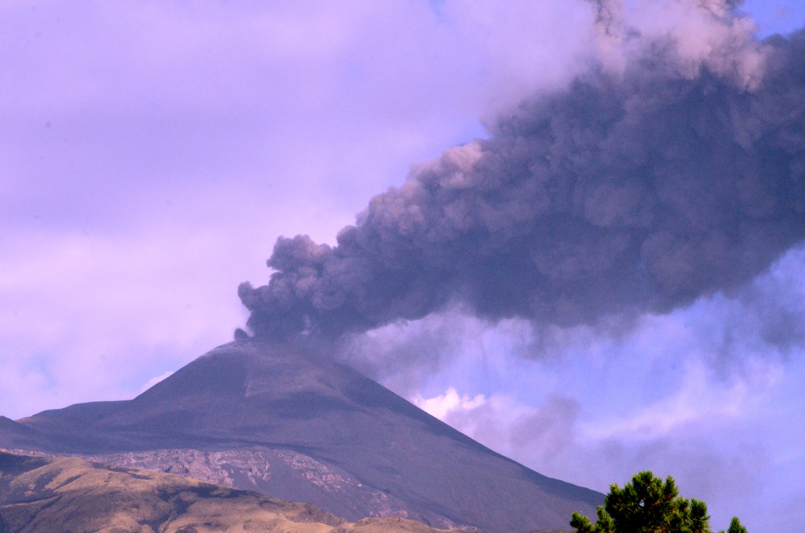 Etna, nuovo parossismo con nube di cenere alta 4.500 metri