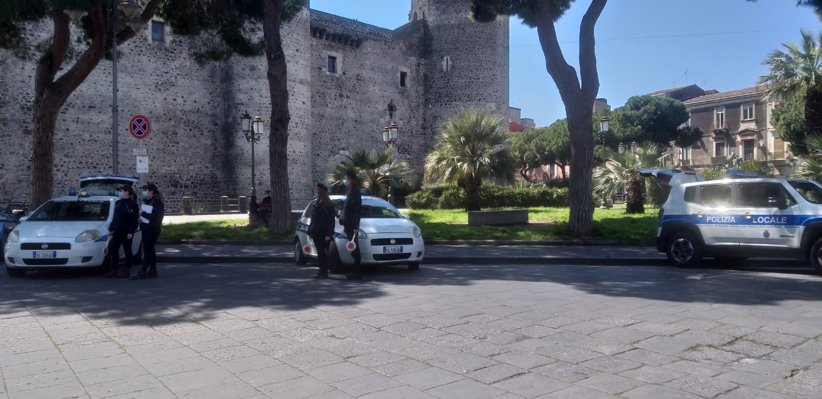 Catania, raffica di verbali e sequestri di scooter nei pressi di Castello Ursino