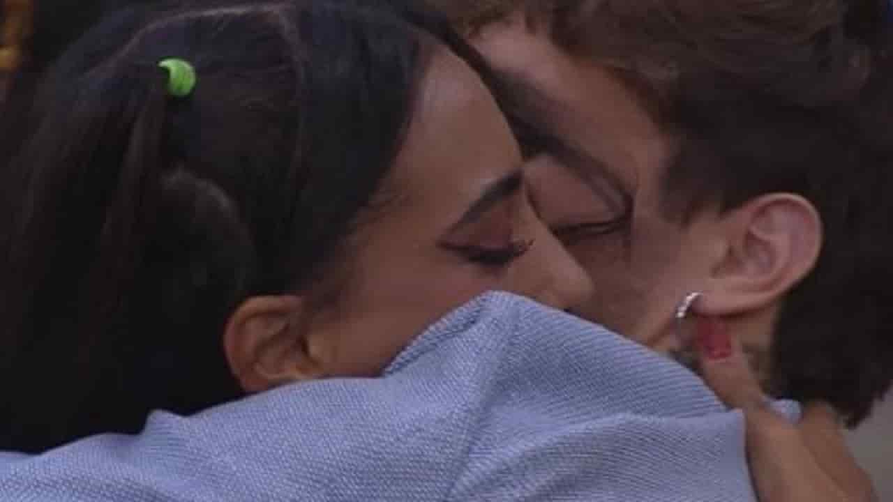 Gf Vip, il primo bacio tra Bortuzzo e Selassiè, foto