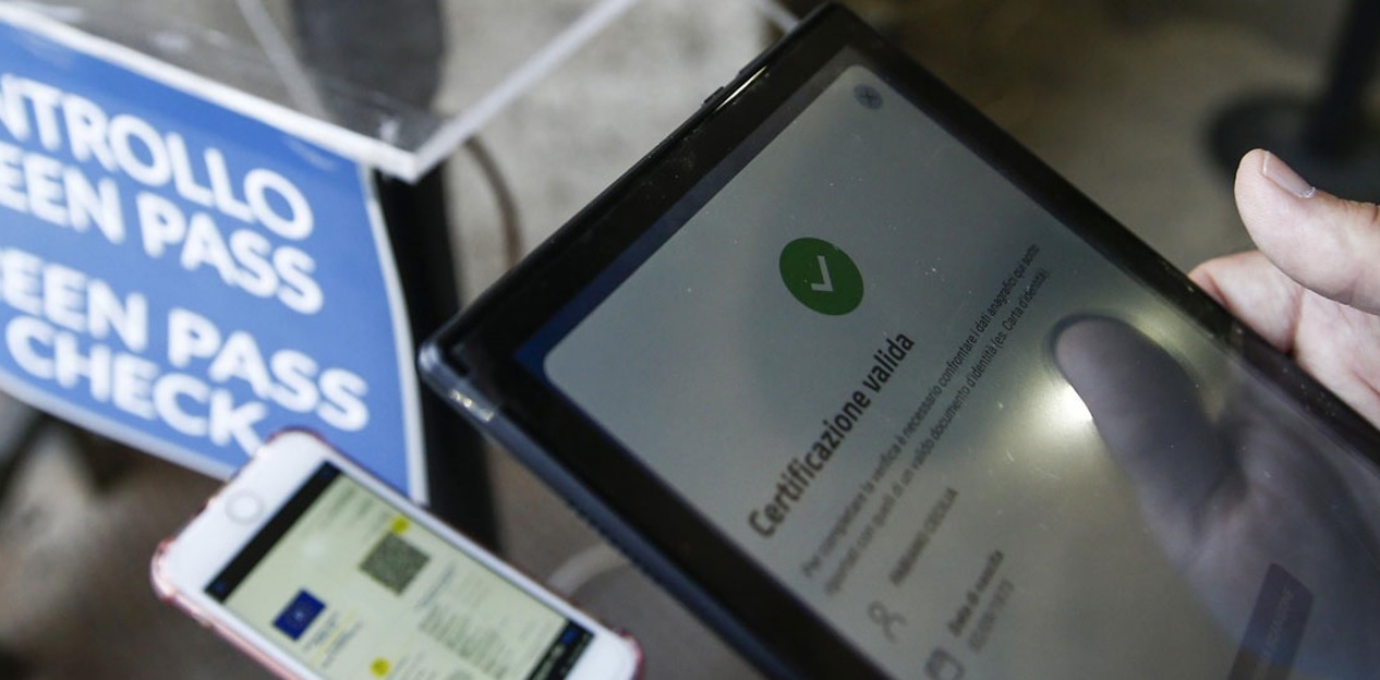 Beccato con green pass falso, cerca di corrompere Carabinieri, arrestato