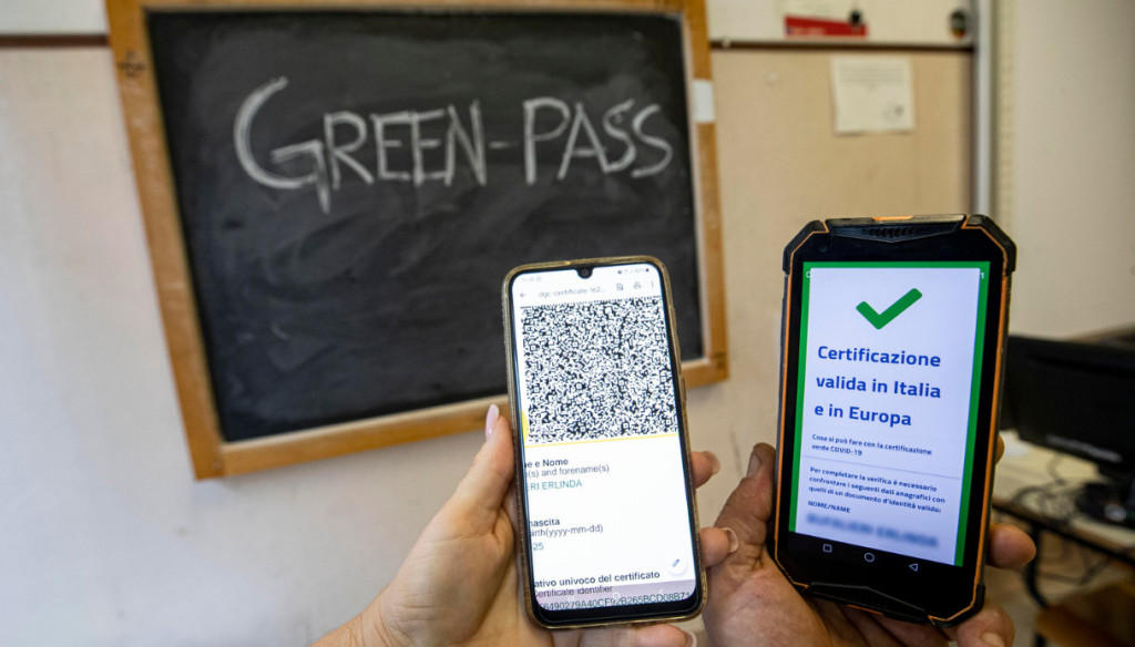 Covid, arriva la Super App per verificare green pass a scuola, ecco come funziona