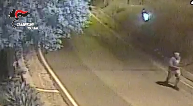 Incastrato da un video, piromane denunciato nel Trapanese Incastrato da un video, piromane denunciato nel Trapanese