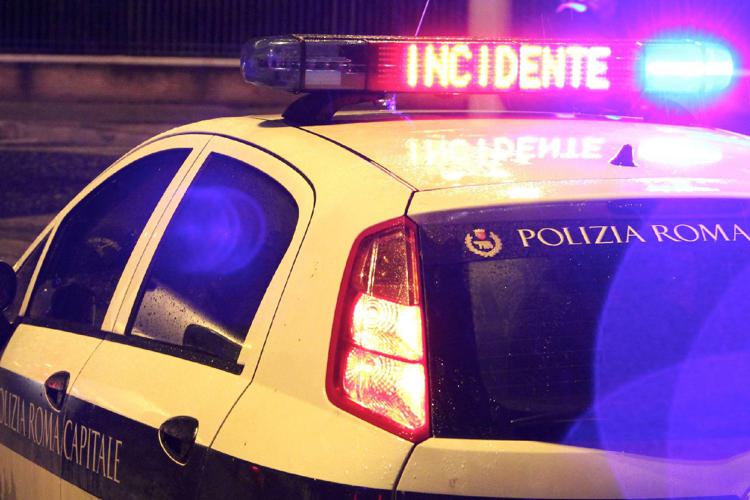 Auto contro un palo, morto 22enne, gravissimi altri 3 giovani