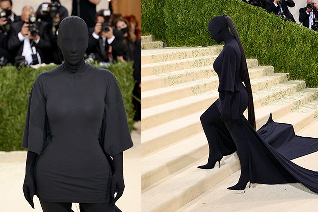 Kim Kardashian, vestito fetish e volto coperto al Met Gala – foto Kim Kardashian, vestito fetish e volto coperto al Met Gala – foto