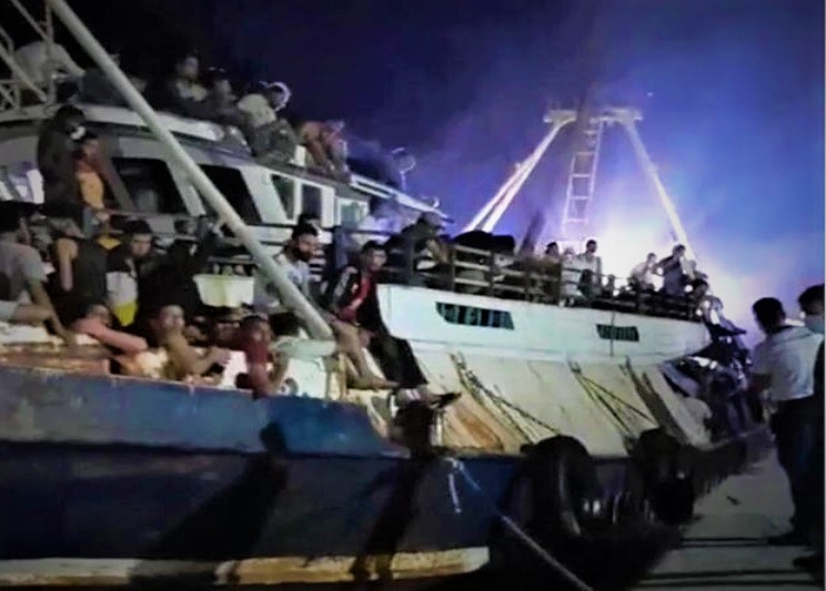 Migranti, emergenza a Lampedusa, oltre ottocento arrivi