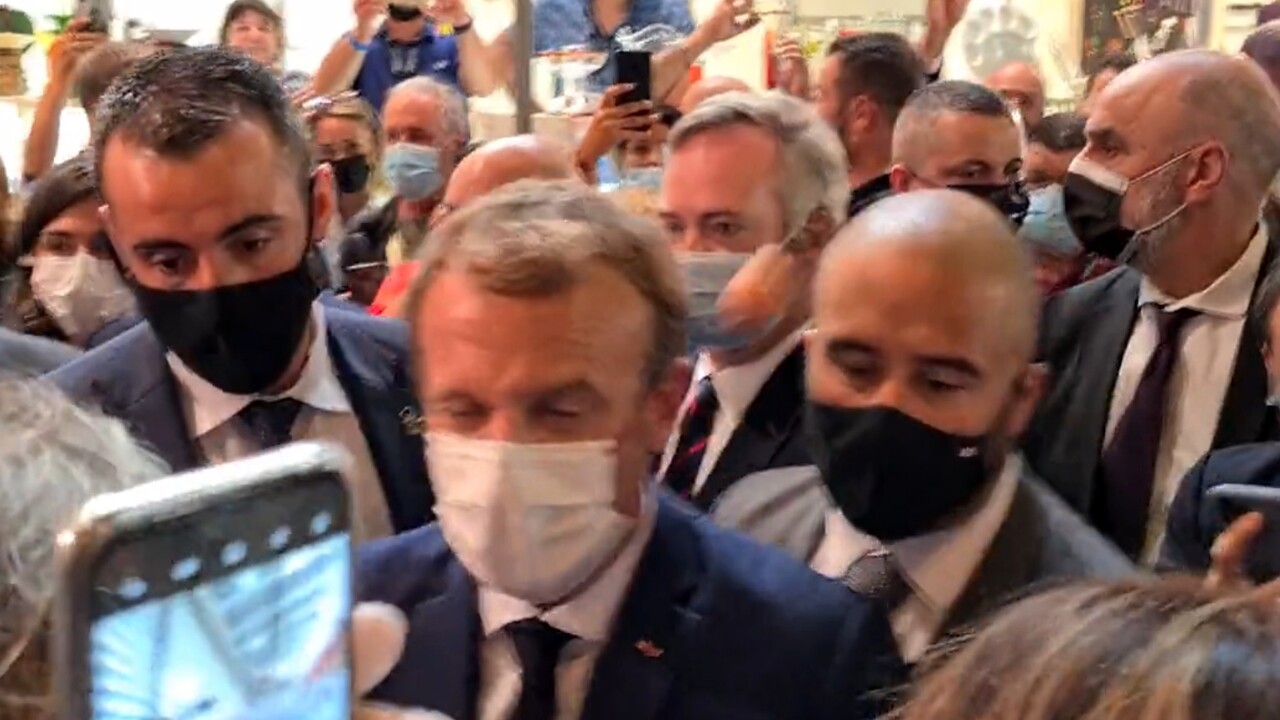 Francia, Macron colpito con un uovo da un contestatore VIDEO