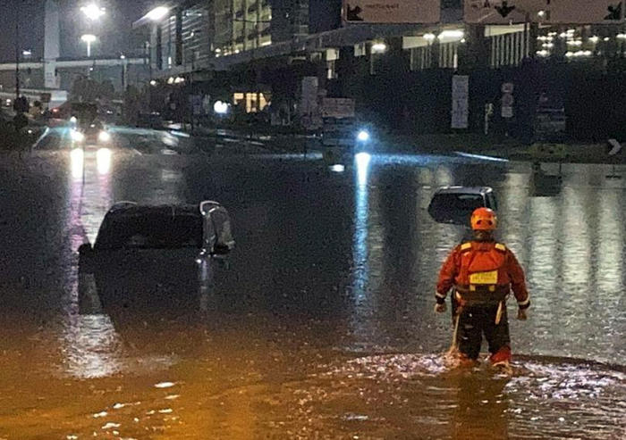 Nubifragio, Malpensa, persone intrappolate nelle auto – foto e video