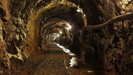 Estraevano coltan, poi la strage: miniera crolla, 200 morti