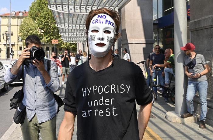 No vax, Lamorgese: “Toni salgono, c’è il rischio estremismi”