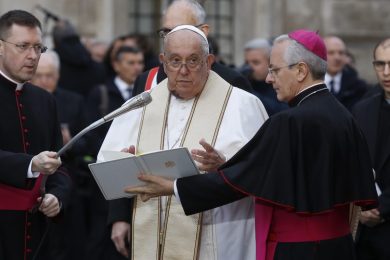 Papa Francesco apre alle unioni civili tra gay ma matrimonio è altra cosa