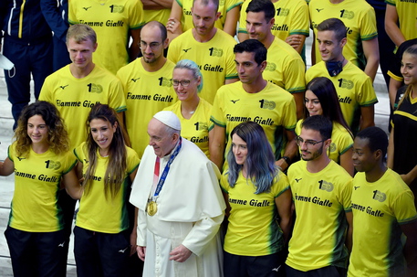 Papa, l’atleta paralimpica Sabatini gli dona la medaglia vinta a Tokyo